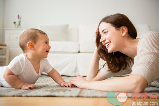 人,生活方式,室内,25岁到29岁,深情的_500047649_Mother and baby playing in living room_创意图片_Getty Images China