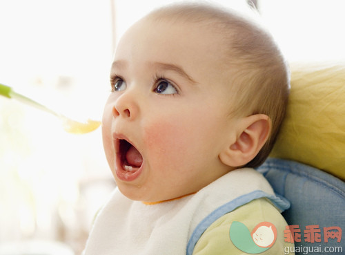 人,食品,室内,人体,人的嘴_gic18520439_Baby with mouth open_创意图片_Getty Images China