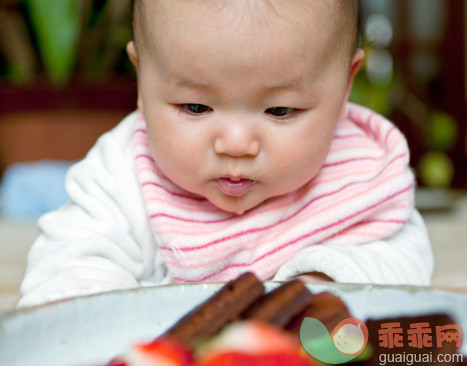 人,婴儿服装,食品,室内,蛋糕_140648733_Japanese baby looking cakes_创意图片_Getty Images China