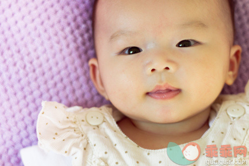 人,婴儿服装,室内,躺,12到23个月_134302881_Little eyes_创意图片_Getty Images China