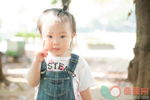 人,休闲装,户外,公园,做手势_156450983_portrait of japanese little girl_创意图片_Getty Images China