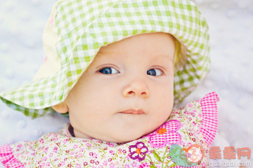 人,婴儿服装,室内,蓝色眼睛,白人_115861847_Baby girl wearing a sun hat_创意图片_Getty Images China