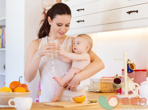 人,可爱的,家庭,母亲,父母_gic15909970_Little baby girl with her mother_创意图片_Getty Images China