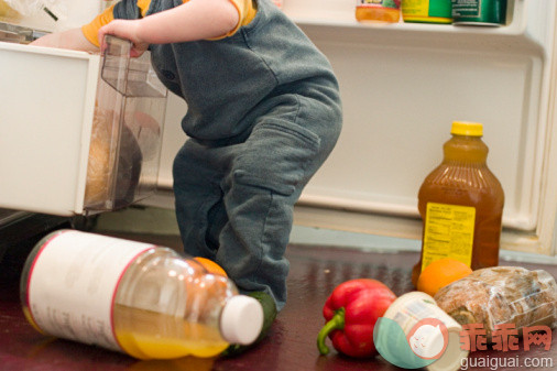 厨房,人,饮食,食品,冰箱_86287089_Toddler at refrigerator_创意图片_Getty Images China