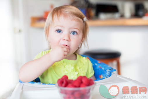 人,饮食,休闲装,12到17个月,室内_132487444_Young girl eating raspberries in her high chair._创意图片_Getty Images China