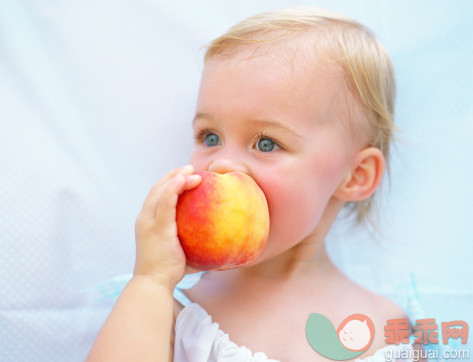 人,甜食,12到17个月,室内,蓝色眼睛_482190679_Toddler enjoying peach_创意图片_Getty Images China