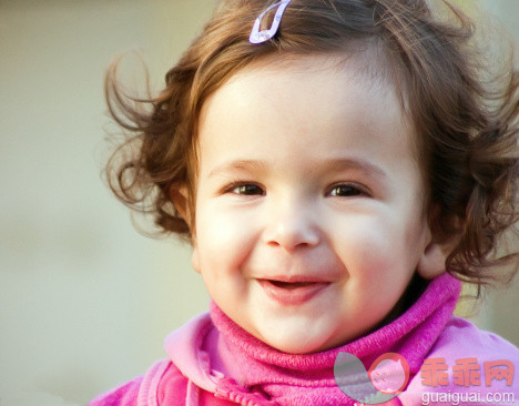 摄影,人,婴儿服装,户外,满意_130300068_Little smiling toddler_创意图片_Getty Images China