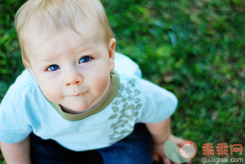 人,婴儿服装,户外,蓝色眼睛,金色头发_96192230_Blue eyed baby boy gazes up_创意图片_Getty Images China