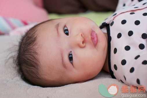 人,婴儿服装,室内,人的头部,嘴唇_122134525_Infant girl lying down with head turned_创意图片_Getty Images China