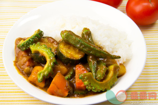 饮食,影棚拍摄,盘子,咖喱,胡瓜_498161381_Curry with summer vegetable_创意图片_Getty Images China