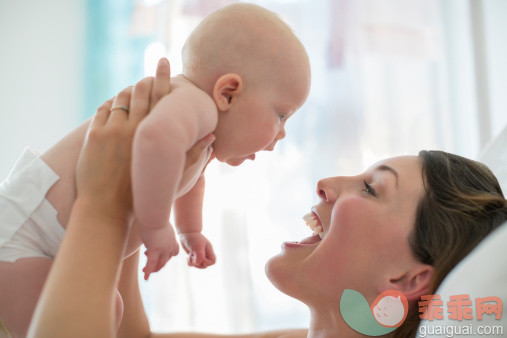 人,尿布,生活方式,2到5个月,四分之三身长_478169125_Mother playing with baby girl_创意图片_Getty Images China