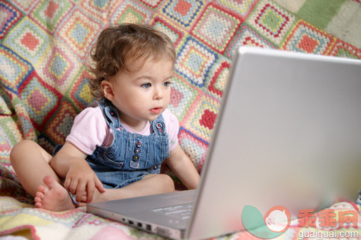 人,婴儿服装,室内,坐,观看_90284281_Toddler girl (18 months) watching laptop_创意图片_Getty Images China