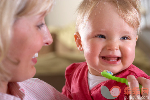 人,牙刷,室内,30岁到34岁,人的牙齿_sb10069280m-001_Mother brushing teeth of baby girl (6-11 months) close-up_创意图片_Getty Images China