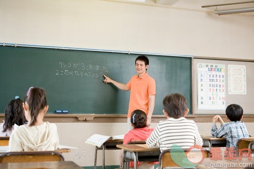 人,书桌,教育,文字,室内_79122368_Teacher pointing at a blackboard_创意图片_Getty Images China