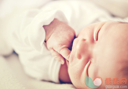 人,室内,睡觉,可爱的,吮手指_109247181_Resting baby_创意图片_Getty Images China