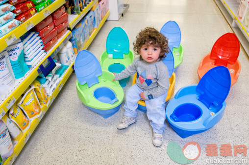 白色,人,人造物,休闲装,鞋子_142547507_Baby boy sitting on a toilet bowl in a supermarket_创意图片_Getty Images China