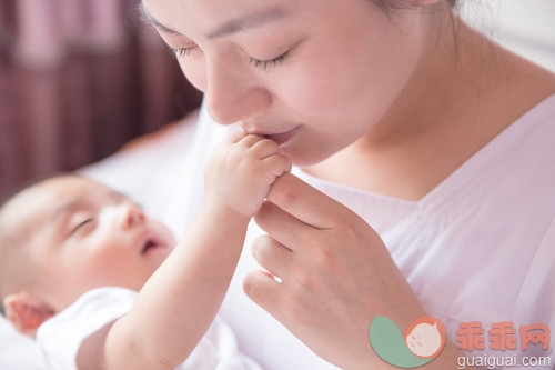 摄影,室内,父母,亲情,睡觉_gic13924971_母亲亲吻婴儿的手_创意图片_Getty Images China