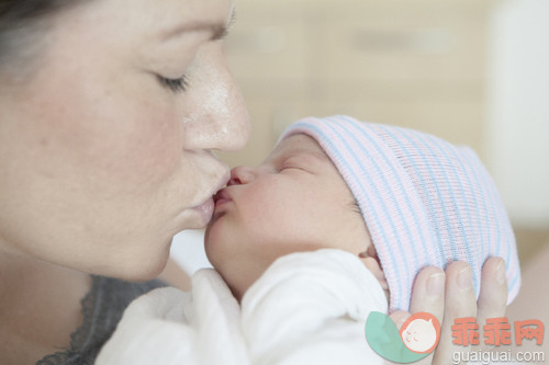 人,帽子,人生大事,生活方式,室内_gic18367148_Caucasian mother kissing newborn daughter_创意图片_Getty Images China