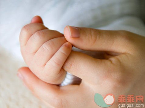 人,室内,拿着,手牵手,兄弟姐妹_88190396_Girl holding newborn siblings finger_创意图片_Getty Images China