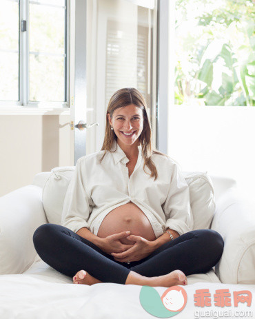 人,人生大事,生活方式,室内,30岁到34岁_152402361_Pregnant Hispanic woman sitting in armchair_创意图片_Getty Images China