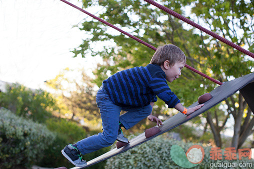 人,休闲装,户外,金色头发,白人_534185847_children's games in the park_创意图片_Getty Images China