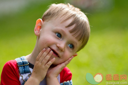人,休闲装,12到17个月,户外,蓝色眼睛_151300177_Toddler posing with hand on face_创意图片_Getty Images China