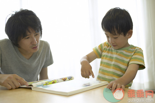 书,白昼,家庭,父亲,室内_gic7231070_Father and son reading book together_创意图片_Getty Images China