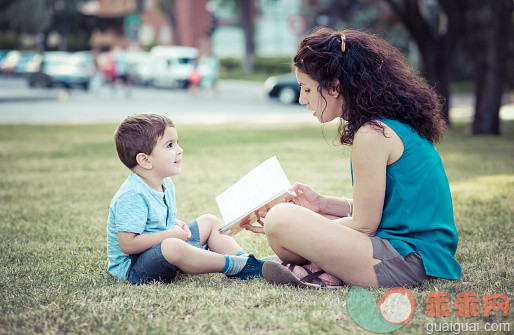 教育,生活方式,35岁到39岁,书,读书_570113915_Little boy listening to mother reading book_创意图片_Getty Images China