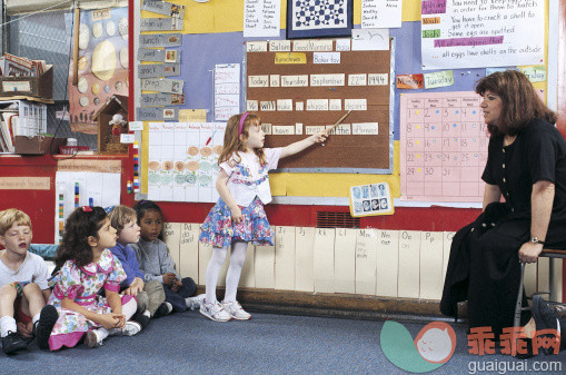 人,教育,室内,职业,读书_128416911_a young girl reading out loud in class_创意图片_Getty Images China