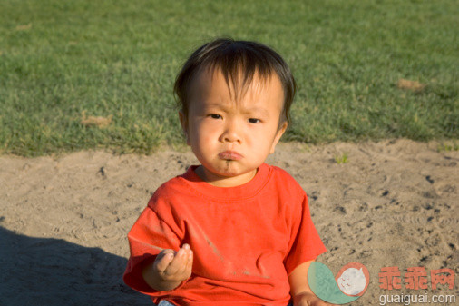 构图,图像,摄影,肖像,黑发_200215359-001_Toddler girl (17-19 months) eating dirt, frowning, portrait_创意图片_Getty Images China