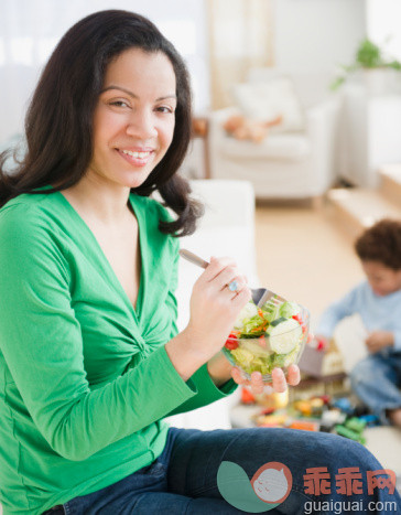 人,生活方式,饮食,四分之三身长,室内_99966671_Mixed race woman eating salad_创意图片_Getty Images China