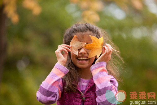 人,休闲装,户外,快乐,拿着_136919444_Siblings in the Fall_创意图片_Getty Images China