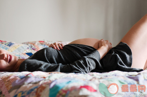 人,装饰物,住宅内部,床,人生大事_139266842_Young pregnant woman lying on bed_创意图片_Getty Images China