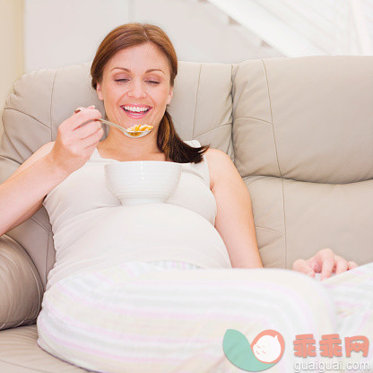 碗,人,饮食,沙发,人生大事_565875317_Pregnant Caucasian woman eating on sofa_创意图片_Getty Images China