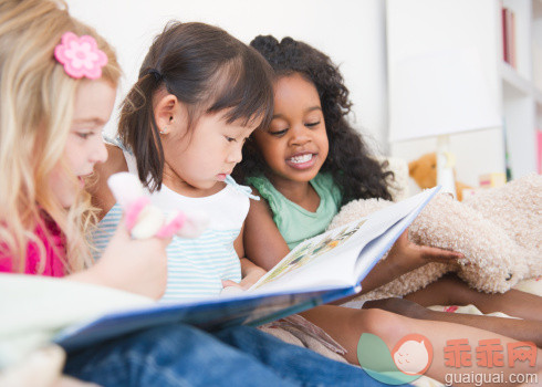 人,教育,四分之三身长,室内,书_142018616_Girls reading book together_创意图片_Getty Images China