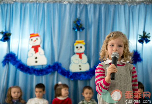 人,休闲装,窗帘,室内,中长发_160956741_Celebrating Christmas @ kindergarten_创意图片_Getty Images China