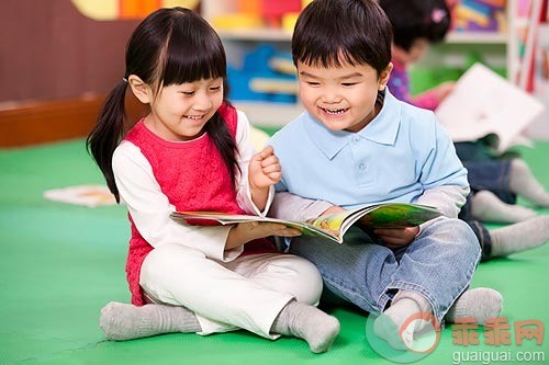 教室,教育,图画书,读书,挨着_27ed3b25a_小男孩和小女孩一起看书_创意图片_Getty Images China
