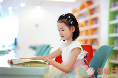 长发,黑发,美女,微笑,姿态_817bab24e_图书馆里阅读的小女孩_创意图片_Getty Images China