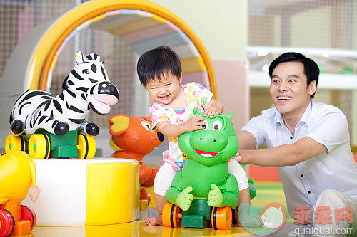 幼儿园学童,室内,幼儿园,教育,家庭_gic3785783_父女在亲子中心玩耍_创意图片_Getty Images China