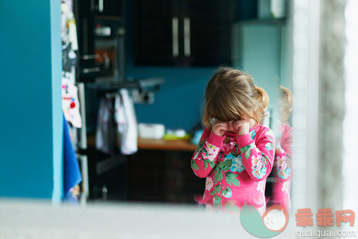 人,镜子,室内,发狂的,站_559537527_Reflection of upset girl rubbing eyes in mirror_创意图片_Getty Images China