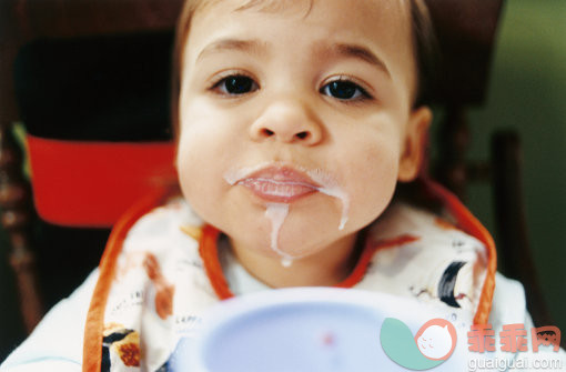 饮食,摄影,Y50701,奶制品,牛奶_6410-001626_Baby Dribbling Milk_创意图片_Getty Images China