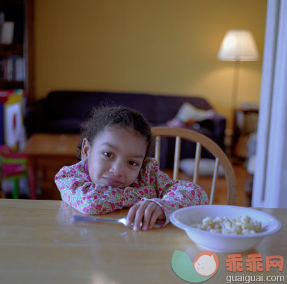 饮食,摄影,Y50701,式样,可爱的_6532-000046_Girl Sitting at Dining Table_创意图片_Getty Images China