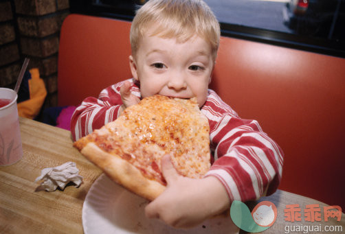 饮食,摄影,Y50701,食品,切片食物_a0012-000112_Young Boy Eating Pizza_创意图片_Getty Images China