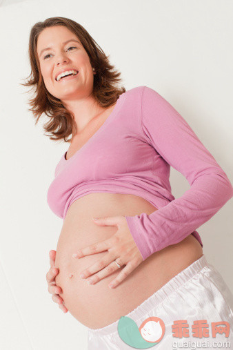 人,二件式睡衣,人生大事,生活方式,健康保健_148198425_Woman holding pregnant belly_创意图片_Getty Images China