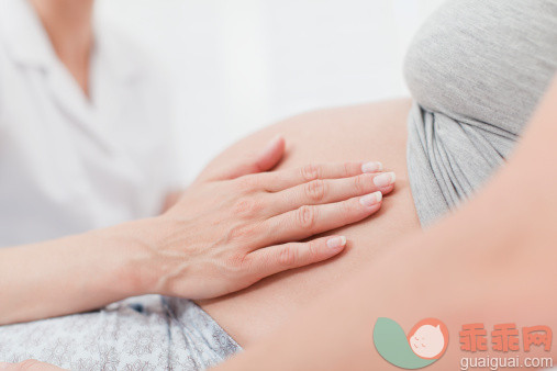 人,二件式睡衣,人生大事,健康保健,室内_148198417_Doctor examining pregnant womans belly_创意图片_Getty Images China