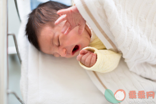 人,婴儿服装,床,室内,卧室_497445561_Newborn baby boy crying_创意图片_Getty Images China