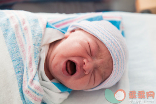 人,婴儿服装,室内,躺,哭_117299337_New born baby crying, close up_创意图片_Getty Images China