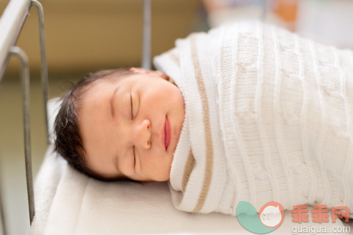 人,室内,躺,睡觉,白色_498775643_Newborn baby sleeping in hospital crib_创意图片_Getty Images China