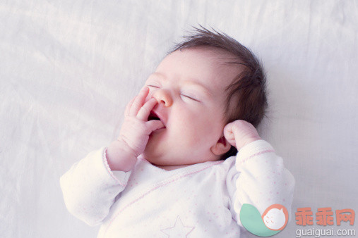 人,婴儿服装,床,室内,卧室_497332891_Baby yawning_创意图片_Getty Images China