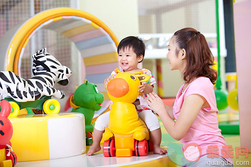 幼儿园学童,室内,幼儿园,教育,家庭_gic3785587_母女在亲子中心玩耍_创意图片_Getty Images China